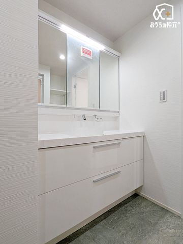 ���ʑ�E���ʏ� �������̂�����ʏ��́A�V���v���ł���Ȃ���@�\�I�ȃf�U�C���������B�L�߂̃X�y�[�X�Ǝ��[���[�����Ă���A�����̐g�x�x�₨����ꂪ�X���[�Y�ɍs���܂��B