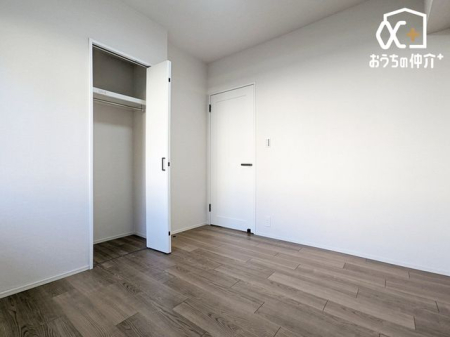 �q������ �N���[�[�b�g���t���Ă��邽�߁A���q�l�̕׋�����E�ߗޓ����֗��Ɏ��[�\�ł��B