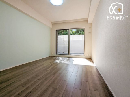 �Q�� 8.5����Q���o���R�j�[������̒g���ȗz�˂��ƁA���[�͂��L�x�ȃE�H�[�N�C���N���[�[�b�g���t���Ă���Q���́A���X�̕�炵������w�L���ȕ��֕ς��Ă���܂��B