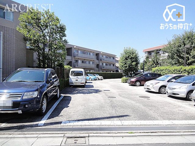 ���ԏ� �J�[�X�y�[�X�̗l�q�ł��B�O�ʓ��H�͌�ʗʂ����Ȃ��A���Ԃ̏o����������S���ăX���[�Y�ɍs���܂��B