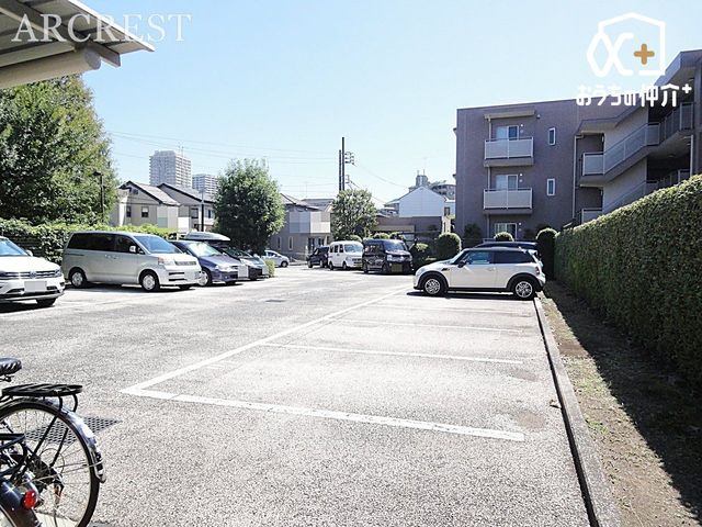 ���ԏ� �L�X�Ƃ����J�[�X�y�[�X�B�O�ʓ��H���L���A���Ԃ̏o��������X���[�Y�ɍs���܂��B