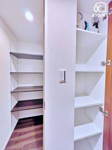 ���[ �s�[�ˁt�G�߂̈ߗނ�A�E�g�h�A�p�i�A�|������Ȃǂ�����������[�ł��A������Ԃ��L�X�Ǝg���܂��B�܂��A���ւ��̃X�y�[�X�Ƃ��Ă����p���邱�Ƃ��ł��A���C�t�X�^�C���ɍ��킹�ăA�����W�\�ł��B