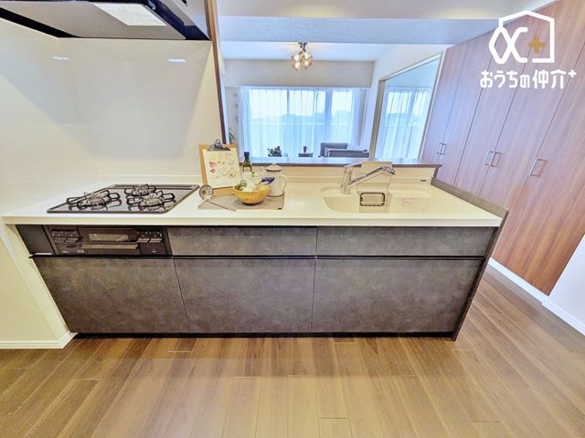 �L�b�`�� �L�b�`���ƃ_�C�j���O�𕪂��A�H��◿���̎󂯓n�������₷���Ζʎ��B���������Ȃ���Ƒ��ƃR�~���j�P�[�V���������܂��B���C�ɓ���̎G�݂�A���őf�G�ȃJ�t�F�̂悤�ȋ�ԉ��o���y���߂܂��B