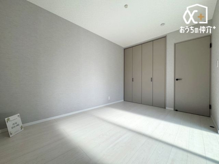 �q������ �q�������ɃI�X�X����6���m���̗l�q�B��e�ʂ̃N���[�[�b�g���t���Ă��邽�߁A���q�l�̕׋�����E�ߗށE�Q����֗��Ɏ��[�\�ł��B