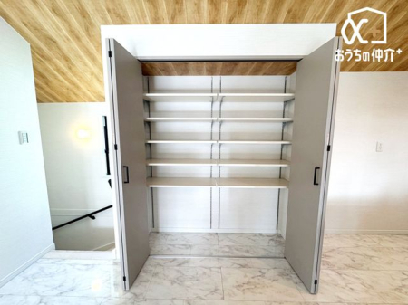 ���[ �U�炩�肪���Ȏq��Đ��т����S�B���r���O��^�N���[�[�b�g�ŁA�ƒ���������Еt����炵�������܂��B