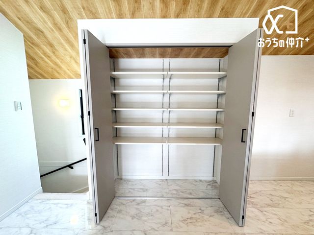 ���[ �U�炩�肪���Ȏq��Đ��т����S�B���r���O��^�N���[�[�b�g�ŁA�ƒ���������Еt����炵�������܂��B