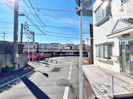 ���n�y�n�ʐ^ �O�ʓ��H��������d�Ԃ�������A�w�߂Ȃ�ł͗��n�B�ʋ΁E�ʊw�ɕ֗��Ȋ��������Ă��܂��B