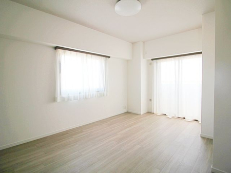 �Q�� �Q���ɃI�X�X���Ȗ�8.1���m���̗l�q�ł��B�N���[�[�b�g���t���Ă���A�Q��E�ߗޓ����L�x�Ɏ��[�\�ȐQ���ł��B