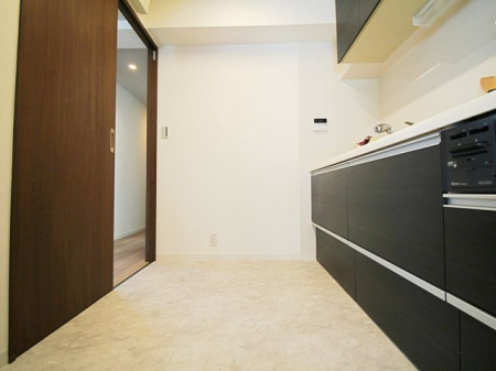 �L�b�`�� ��ƂɏW���ł���Ǖt���L�b�`���B�܂��A�ڂ̑O�ɕǂ����邱�Ƃɂ���ĉ���̔�юU��Ȃǂ��C�ɂ����ɍ�Ƃ��ł���Ƃ��������b�g������܂��B