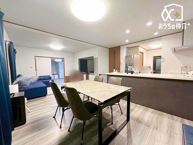 ���r���O ���Ƒ������R�ƏW�܂郊�r���O�̗l�q�ł��B �\�t�@�[��e�[�u����u���Ă���Ƃ�̂���L�X�Ƃ������r���O�ł��B