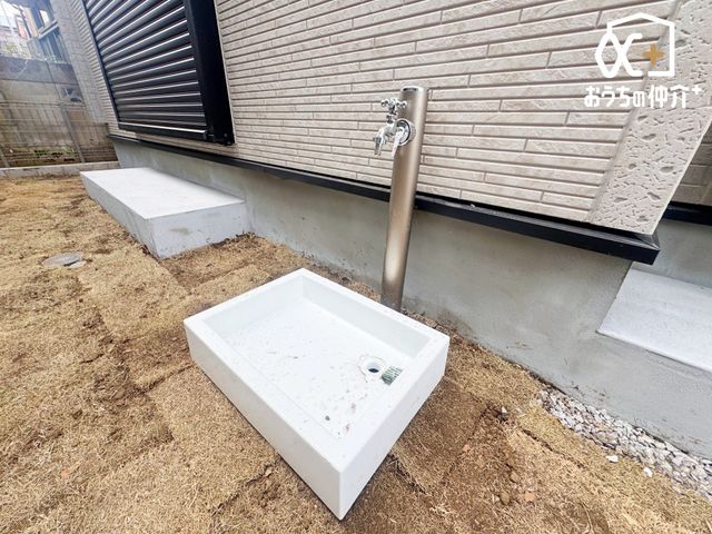 ���̑� ��ɐݒu���ꂽ�O�����́A�K�[�f�j���O�̂�������Ԃ̐�ԁA�Ă͐��V�тȂǏd�󂵂܂��B