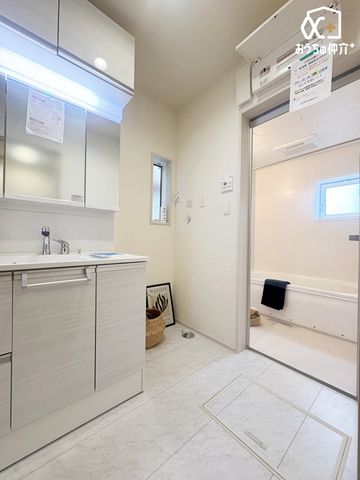 ���ʑ�E���ʏ� �������̂�����ʏ��́A�V���v���ł���Ȃ���@�\�I�ȃf�U�C���������B�L�߂̃X�y�[�X�Ǝ��[���[�����Ă���A�����̐g�x�x�₨����ꂪ�X���[�Y�ɍs���܂��B