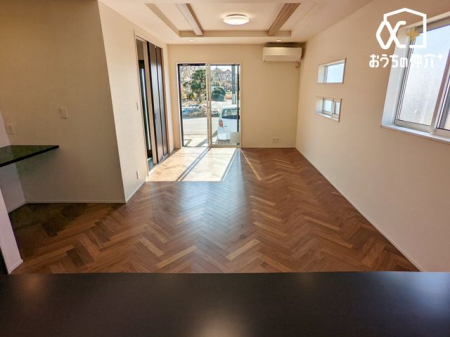 ���r���O �L�b�`�����猩�����r���O�̗l�q�ł��B�����������Ȃ��炲�Ƒ��ƃR�~���j�P�[�V�������Ƃ邱�Ƃ��ł���������݌v�ł��B