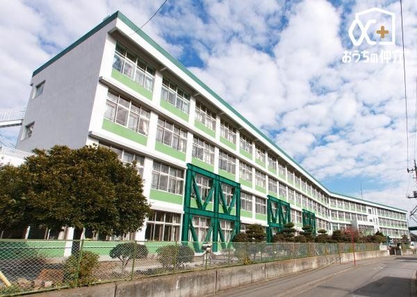 ���ӊ� �є\�s���������w�Z �k��20���B���q�l�����S���Ēʂ��܂��B 1570m