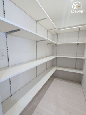 ���[ �L�b�`�����̃p���g���[�̗l�q�ł��B�H���ۑ��H�i�ȂǗp�r�ɍ��킹�����[���ł��A�U�炩�肪���ȃL�b�`������̐����ɂ����p�ł������ł��ˁB