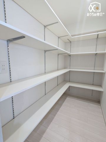 ���[ �L�b�`�����̃p���g���[�̗l�q�ł��B�H���ۑ��H�i�ȂǗp�r�ɍ��킹�����[���ł��A�U�炩�肪���ȃL�b�`������̐����ɂ����p�ł������ł��ˁB