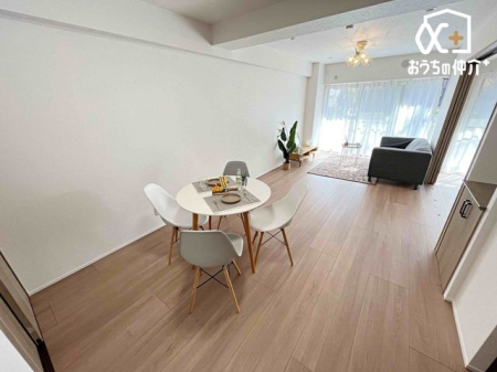 ���r���O �Ƒ��݂�Ȃ��u�₩�Ɍ��₩�ɉ߂�����悤�ɁA�D����������荞�񂾃��r���O�_�C�j���O�B�㎿�ȉ�����ɕ�܂��A���K�ŉ��₩�ȃv���C�x�[�g��Ԃł��B