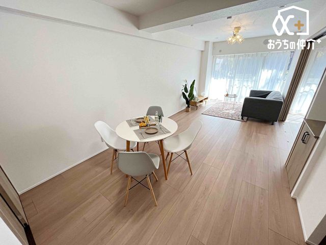 ���r���O �Ƒ��݂�Ȃ��u�₩�Ɍ��₩�ɉ߂�����悤�ɁA�D����������荞�񂾃��r���O�_�C�j���O�B�㎿�ȉ�����ɕ�܂��A���K�ŉ��₩�ȃv���C�x�[�g��Ԃł��B