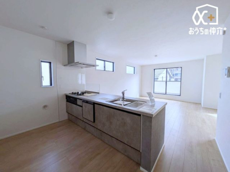 �L�b�`�� �L�b�`���ƃ_�C�j���O�𕪂��A�H��◿���̎󂯓n�������₷���Ζʎ��B���������Ȃ���Ƒ��ƃR�~���j�P�[�V���������܂��B���C�ɓ���̎G�݂�A���őf�G�ȃJ�t�F�̂悤�ȋ�ԉ��o���y���߂܂��B