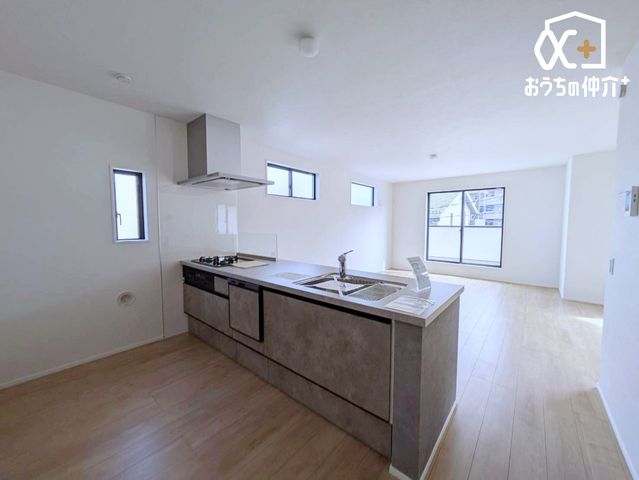 �L�b�`�� �L�b�`���ƃ_�C�j���O�𕪂��A�H��◿���̎󂯓n�������₷���Ζʎ��B���������Ȃ���Ƒ��ƃR�~���j�P�[�V���������܂��B���C�ɓ���̎G�݂�A���őf�G�ȃJ�t�F�̂悤�ȋ�ԉ��o���y���߂܂��B
