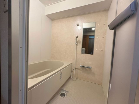 ���� ���������̂����ԂŃ����b�N�X�o�X�^�C���B�o�X�^�u�ɂ����Ċ����Ȃ���S�Ƒ̂����t���b�V���B����̔�������Ă���鐴�����̂���o�X���[���B