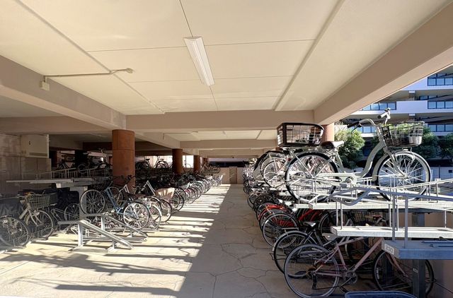 ���̑� �~�n�����փX�y�[�X�̗l�q�ł��B�J���玩�]�Ԃ�����Ă���鉮���t���̒��փX�y�[�X�ł��B