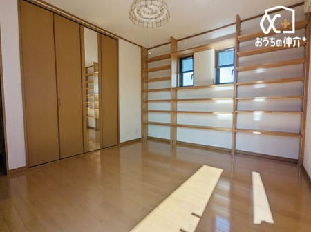 �Q�� �Q���ɃI�X�X���Ȗ�6.63���m���̗l�q�ł��B��e�ʂ̃N���[�[�b�g���t���Ă���A�Q��E�ߗޓ����L�x�Ɏ��[�\�ȐQ���ł��B