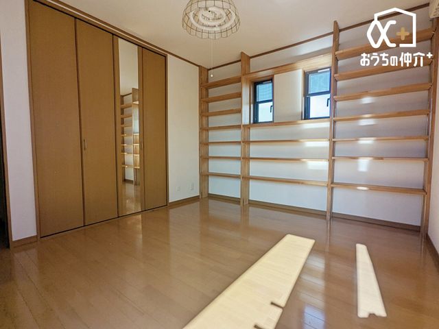 �Q�� �Q���ɃI�X�X���Ȗ�6.63���m���̗l�q�ł��B��e�ʂ̃N���[�[�b�g���t���Ă���A�Q��E�ߗޓ����L�x�Ɏ��[�\�ȐQ���ł��B