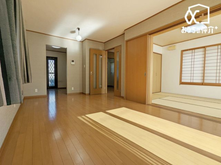 ���r���O ������̑傫�ȑ����炽���Ղ�z�����������ޖ��邢���r���O�B�Ƒ��c���⃊���b�N�X�^�C���ɍœK�ȊJ�������ӂ���Ԃł��B