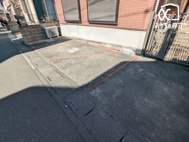  �J�[�X�y�[�X�̗l�q�B�Ԓʂ�̏��Ȃ��O�ʓ��H�ł��Ԃ̏o����������N���N�ł��B