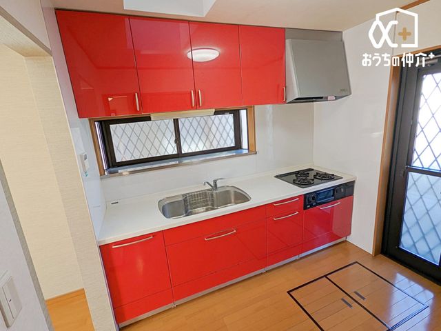 �L�b�`�� ��ƂɏW���ł���Ǖt���L�b�`���B�܂��A�ڂ̑O�ɕǂ����邱�Ƃɂ���ĉ���̔�юU��Ȃǂ��C�ɂ����ɍ�Ƃ��ł���Ƃ��������b�g������܂��B