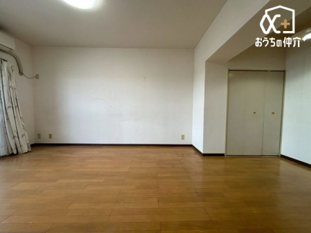 ���r���O ���Ƒ������R�ƏW�܂�11.5�����r���O�̗l�q�ł��B ���C�ɓ���̃\�t�@�[��e�[�u����u���Ă��C�ɓ���̋�ԂɁB