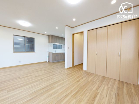 ���̑����� �`Living�`�J���I�ōL�����r���O�B�̂т̂тƂ��낰�郊�r���O�́A�Ƒ��̃R�~���j�P�[�V�����̏�Ƃ��āA�݂�Ȃ��W�܂��Ԃ̏ꏊ�ɁB