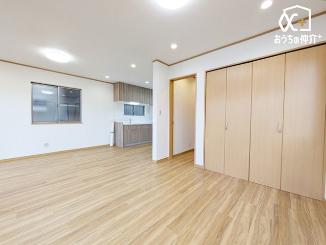 ���̑����� �`Living�`�J���I�ōL�����r���O�B�̂т̂тƂ��낰�郊�r���O�́A�Ƒ��̃R�~���j�P�[�V�����̏�Ƃ��āA�݂�Ȃ��W�܂��Ԃ̏ꏊ�ɁB