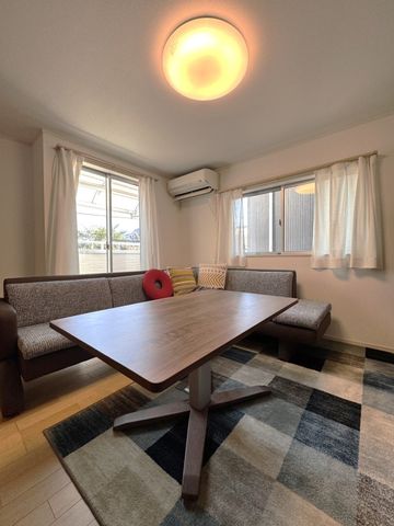 ���r���O �Ƒ��c���̎����߂����k�c�j�B�Ƒ������R�ƏW�܂肽���Ȃ�悤�ȁA�������Ƃ��낰���ԁB���邢�z�˂����������ޖ����̋�ԂŉƑ��c�����B