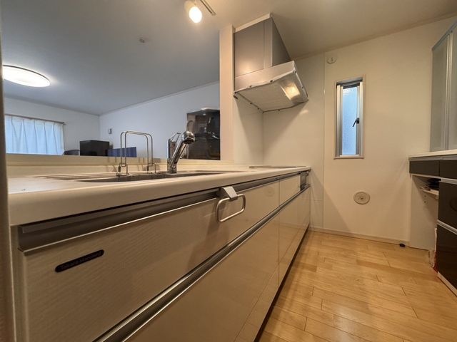 �L�b�`�� �L�b�`������̓��r���O�S�̂����n����Ԏ��ł��B���q�l���V�ԗl�q�������Ȃ���̂�������_�C�j���O�e�[�u���Ŋw�K���邨�q�l�ɂ�����ƃA�h�o�C�X���ł���݌v�ł��B