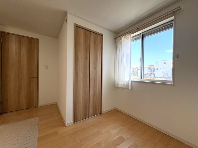 �Q�� �E�H�[�N�C���N���[�[�b�g�t���̐Q���̗l�q�ł��B���[�͂��L�x�ȃE�H�[�N�C���N���[�[�b�g���t���Ă���Q���́A���X�̕�炵������w�L���ȕ��֕ς��Ă���܂��B