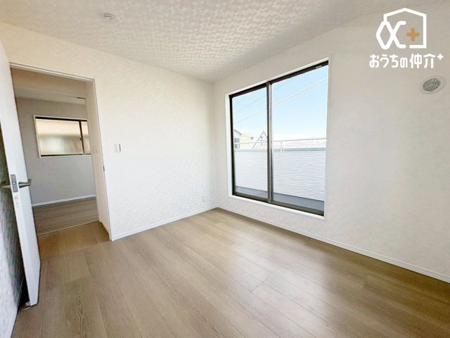 �Q�� 5.3���̃o���R�j�[�ɖʂ�����Ƃ肠��Q���́A�_�炩�Ȍ��ɕ�܂ꂽ�����̋�ԁB�x�b�h����[�Ƌ���������z�u�ł��A������Â��ɐS�n�悭�߂����܂��B