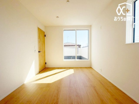 �Q�� 6.0���̐Q���́A�E�H�[�N�C���N���[�[�b�g�t���B�_�炩�Ȍ��ɕ�܂ꂽ�����̋�ԁB�x�b�h����[�Ƌ���������z�u�ł��A������Â��ɐS�n�悭�߂����܂��B