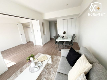 ���r���O �Ƒ��݂�Ȃ��u�₩�Ɍ��₩�ɉ߂�����悤�ɁA�D����������荞�񂾃��r���O�_�C�j���O�B�㎿�ȉ�����ɕ�܂��A���K�ŉ��₩�ȃv���C�x�[�g��Ԃł��B