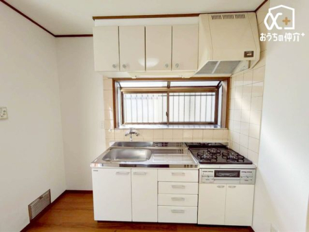 �L�b�`�� �`Kitchen�`�����g���L�b�`�������炱���A�H���̏������y�������ԂɁA�Z�������ł��X���[�Y�ɖ��ʂȂ���Ƃł���A���������ȒP�ɂł���ȂǁA�������y��������L�b�`���X�y�[�X�Ɏd�グ�܂����B