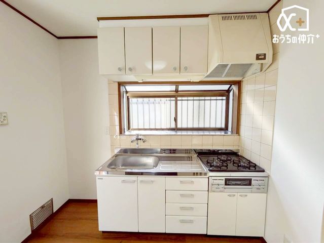 �L�b�`�� �`Kitchen�`�����g���L�b�`�������炱���A�H���̏������y�������ԂɁA�Z�������ł��X���[�Y�ɖ��ʂȂ���Ƃł���A���������ȒP�ɂł���ȂǁA�������y��������L�b�`���X�y�[�X�Ɏd�グ�܂����B