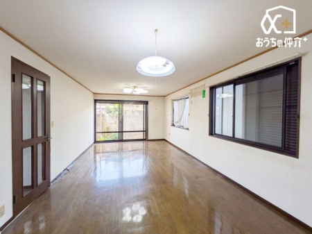 ���r���O ���Ƒ��c���̎����߂������r���O�B�������Ƃ��낰���Ԃł��B