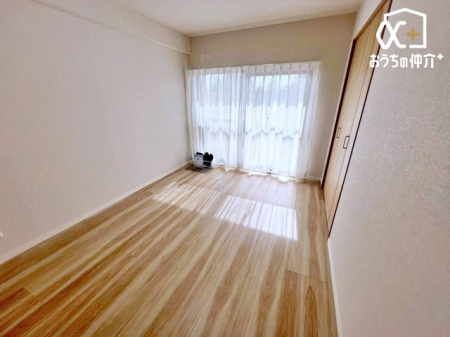 �q������ �q�������Ƃ��Ă��\���ȍL�������邨�����ł��B�Ƒ��X�̈��炬�̋�Ԃ��m�ۂł��A�v���C�x�[�g�ȃx�b�h���[���͕�炷���̊����ő���グ�������̂ł��B