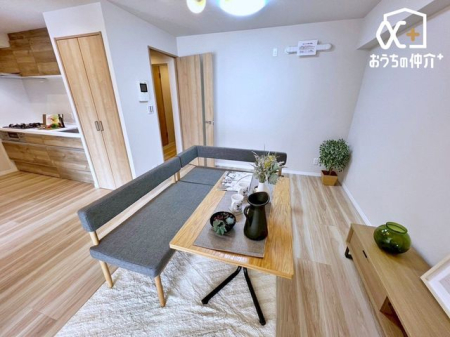 ���r���O ���R�ɉƑ��̏W�܂郊�r���O��ԁB�������Ƃ������Ԃ��A�Ƒ��ꏏ�ɉ߂����鎞�Ԃ𑝂₹�����Ȗ��邭�L�X�Ƃ�����Ԃł��B