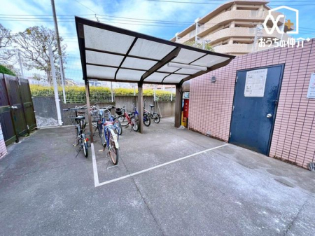 ���̑� ���֏ꂪ�~�n���ɐ݂����Ă��܂��B�����Ȃ��q�l��A�w���̂��q�l�ɂƂ��Ă͎��]�Ԃ���؂Ȉړ���i�Ȃ̂ŁA�Y��ɐ������ꂽ�ꏊ�ɕۊǂł���͈̂��S�ł��B