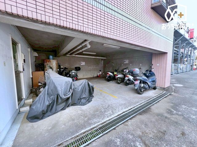 ���ԏ� �o�C�N�u����ɂȂ�܂��B���ԏ����������ɂ���̂ŏo���肪�y�ł��ˁB