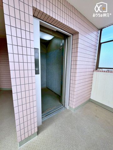 ���̑� �G���x�[�^�[�͊e�K�Ɏ~�܂�悤�ɂȂ��Ă���܂��B�K�i������܂��̂ŗp�r�ł��g���ɂȂ�܂��B