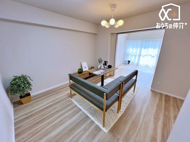 ���r���O �L���Ȍ����Ƃ炷���̏ꏊ�́A�������Ȃ���b���y���݁A�������Ƃ������Ԃ��߂����ꏊ�B�Ƒ��̓��킪���܂���؂ȋ�Ԃł��B