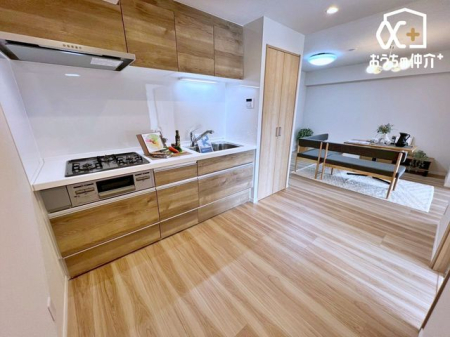 �L�b�`�� ��^�̗①�ɂ�A���[��u���Ă��������g����L�b�`���ɂȂ��Ă���܂��B�����͂��q�l�ƈꏏ�ɂ������̂����Ԃ����L���邱�Ƃ��\�ł��B�L�X�L�b�`���͉Ƃ̒��S�I�Ƒ��̉�b�������ƒe�݂܂��ˁI